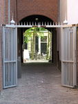 817787 Gezicht door de toegangspoort tot het terrein van het Museum Catharijneconvent (Nieuwegracht 63) te Utrecht naar ...